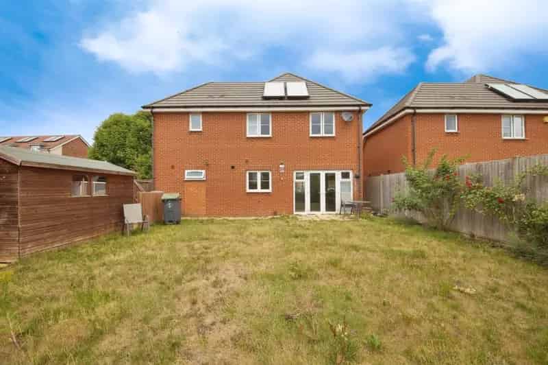 Five Bedroom Detached House with Open Plan Living and Ensuite Bathrooms