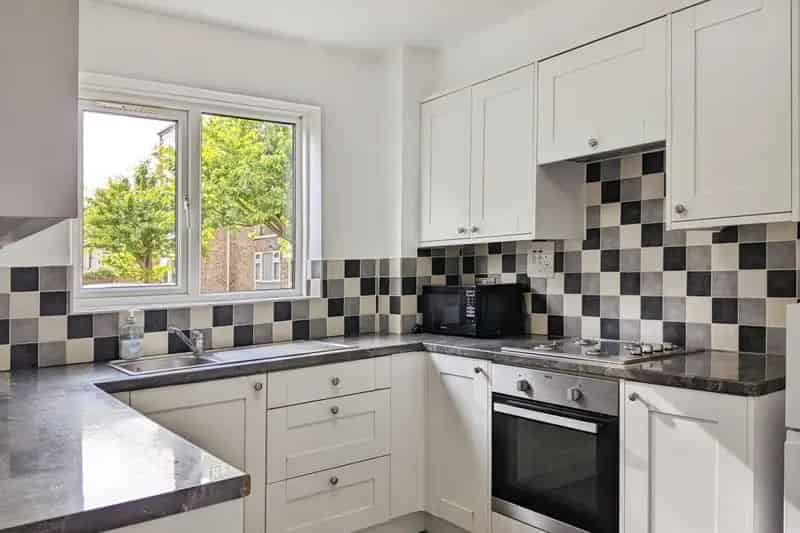 Newly Refurbished 2-Bedroom Apartment Near Station and Schools