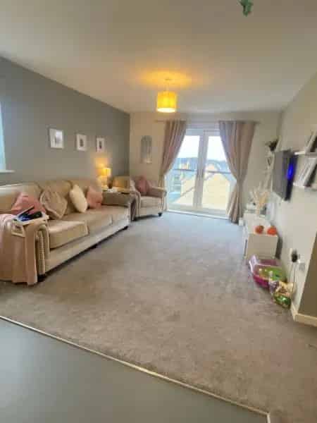 2 Double Bedroom Top Floor Flat with Parking and Garden