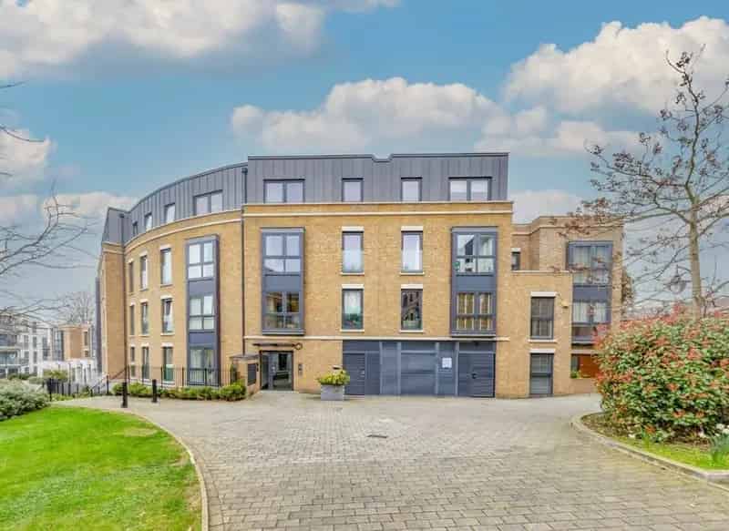 2 Double Bedroom Modern Apartment Loxford Gardens