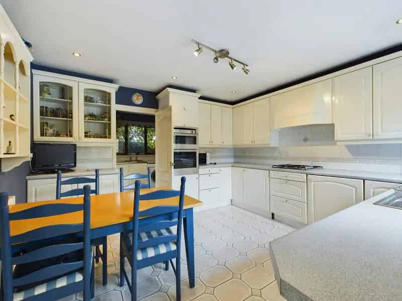 Chineham Freehold Detached Bungalow 3 Double Bedrooms
