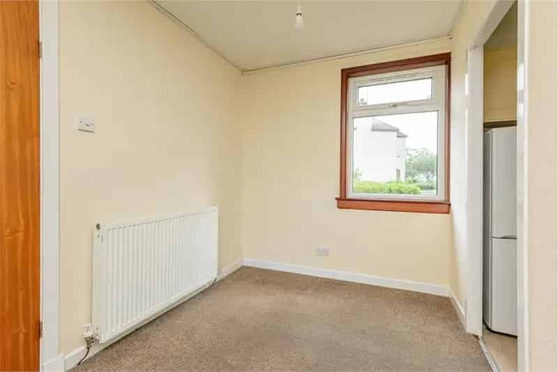 1 Bed Flat Maindoor with 1 Reception Room and Parking