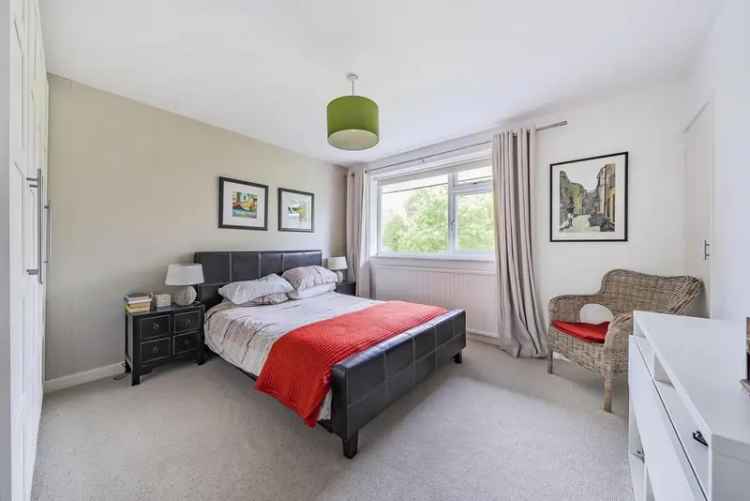 Two-Bedroom Split-Level Maisonette in Beckenham Near Stations