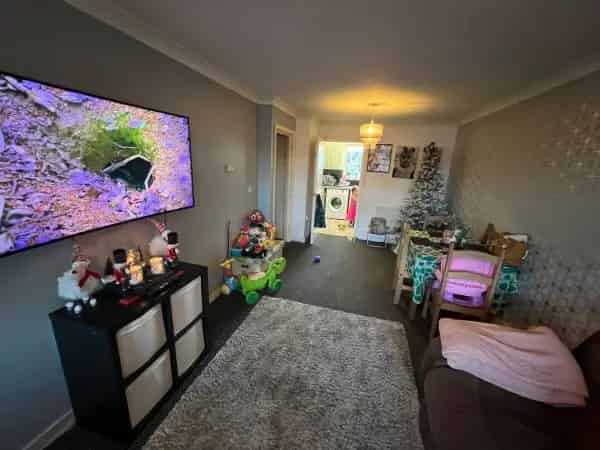 Large 2-Bedroom Town Centre Flat with Parking