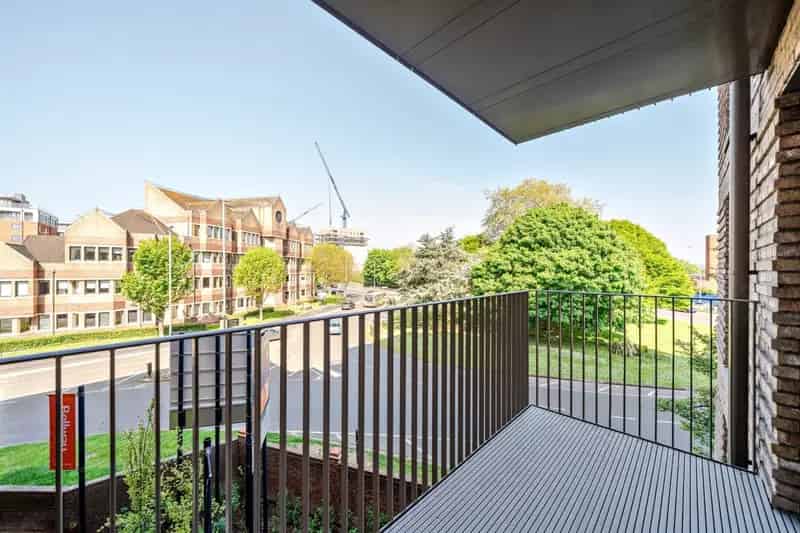2 Bed 2 Bath Apartment Maidenhead - Balcony & Parking