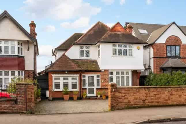 Four Bedroom Detached House with Home Office Near New Malden Station