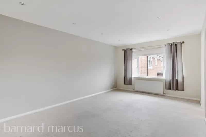 Two Double Bedroom Flat in Ashtead Village Near Excellent Schools