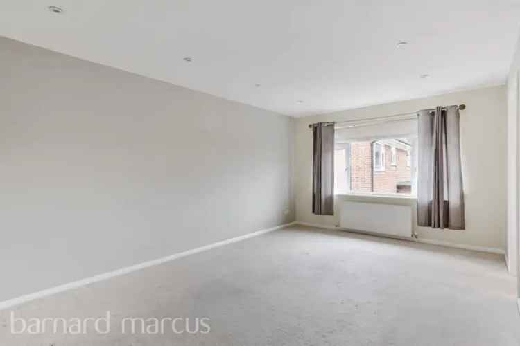 Two Double Bedroom Flat in Ashtead Village Near Excellent Schools