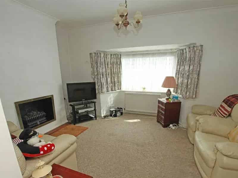 3 Bed Semi-Detached House Freehold Needs Updating