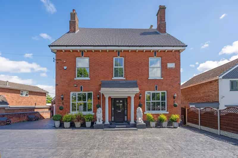 5 Bedroom Detached House with Annexe and Entertainment Suite