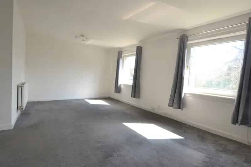 Spacious 3 Bedroom Top Floor Flat with Garden Access and Parking