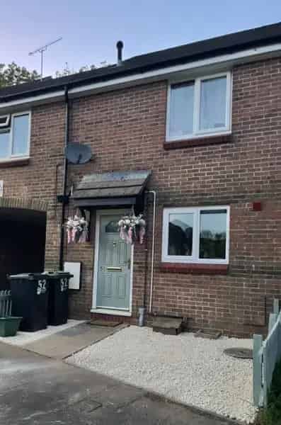2 Bed House Newly Decorated Garden Parking Great Area