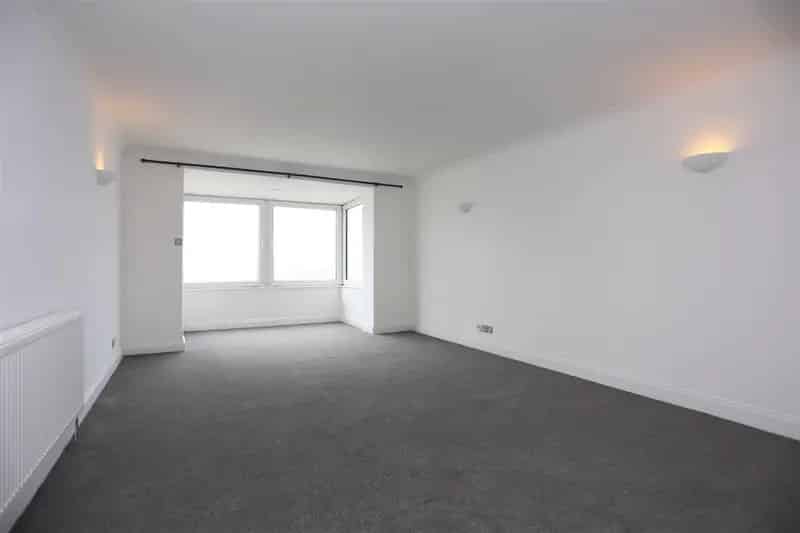 3 Bedroom Seafront Flat to Rent Brighton Garage Included