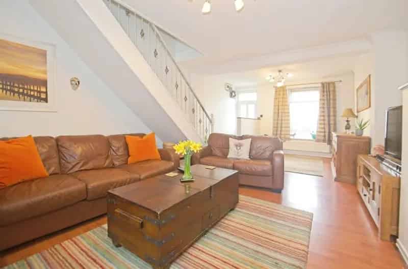 2 Bedroom Mid Terrace House Near M4 - No Onward Chain