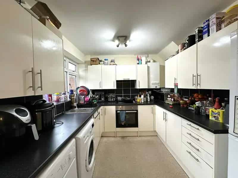 3-Bedroom House with Garden and Driveway Parking Freehold