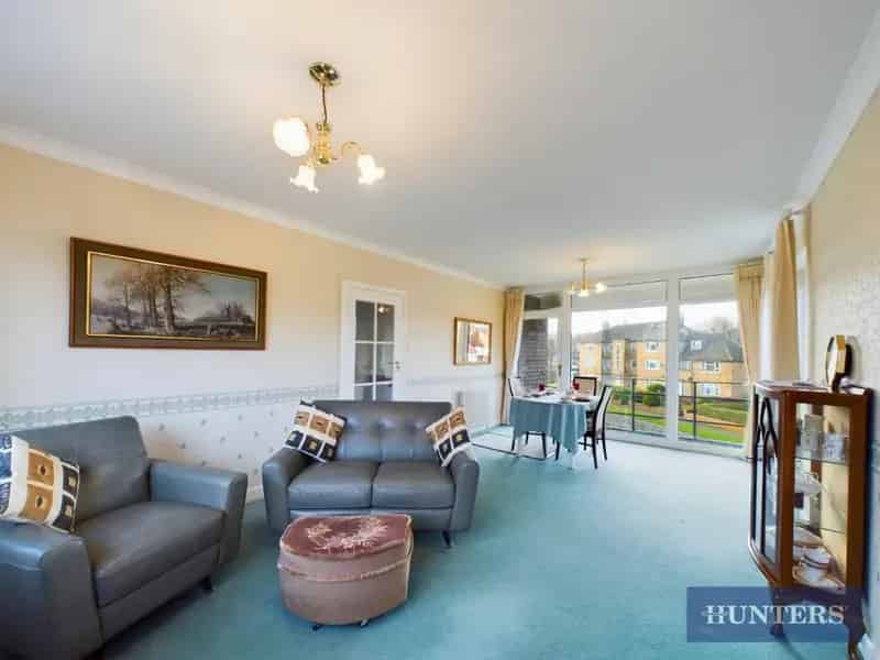 2 Bedroom Flat for Sale Spacious Top Floor Apartment with Balcony and Garage