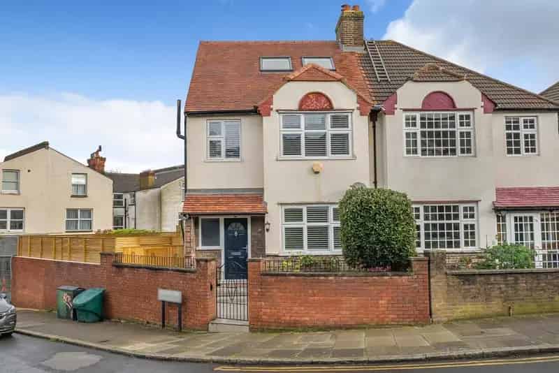 5 Bedroom House West Norwood  Spacious Family Home Landscaped Garden
