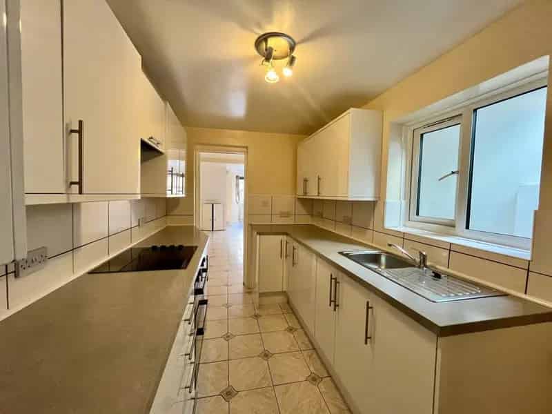 Three Bedroom Terraced House Aylesbury Near Train Station