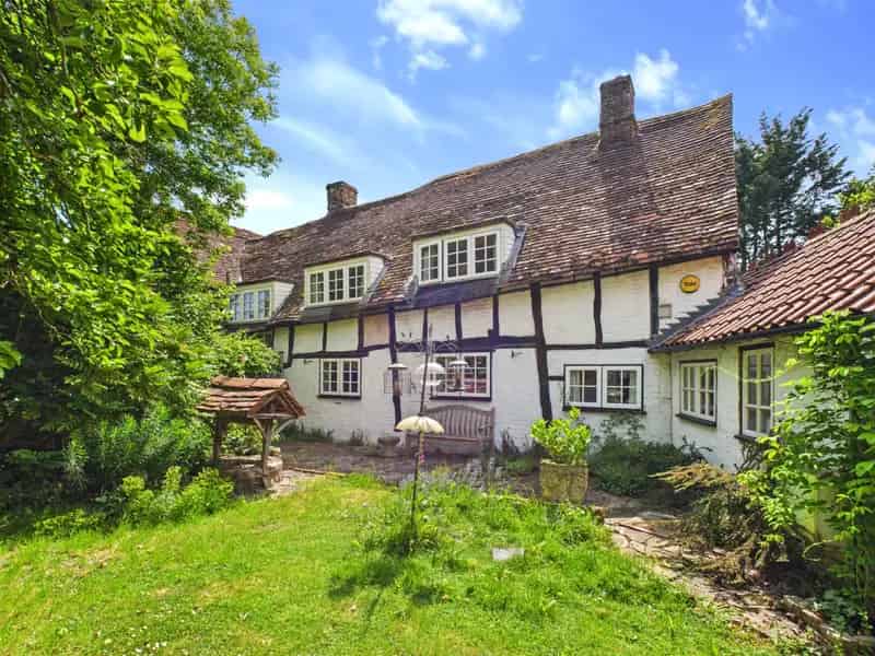 Grade II Listed 3-Bedroom Cottage For Sale Stoke Mandeville