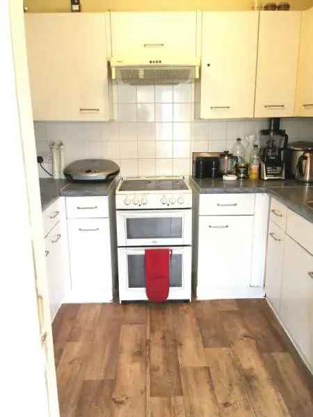 Flat For Rent in Reigate and Banstead, England