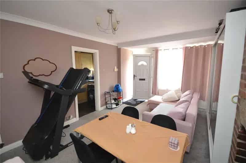 One Bedroom Terrace House Near M62 & M1 Motorways