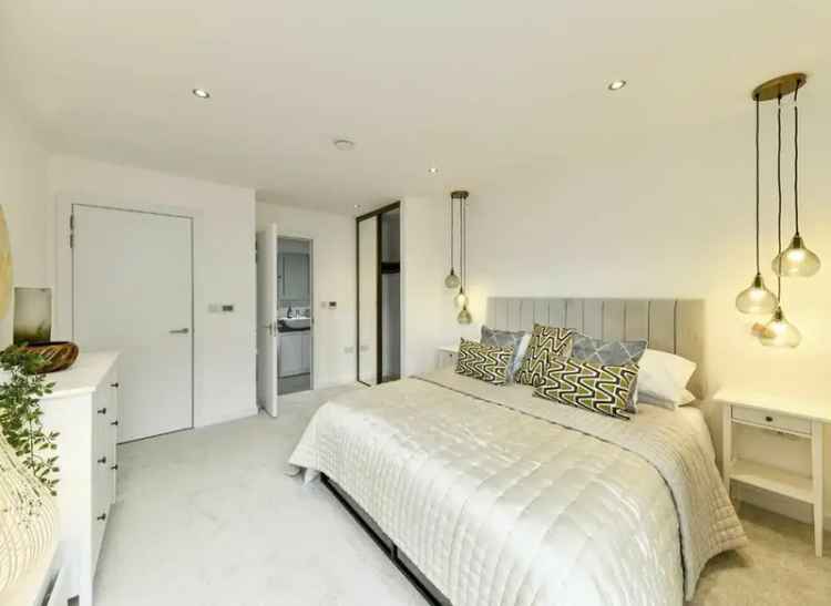  For Sale in 38-40, Glenthorne Road, London, England