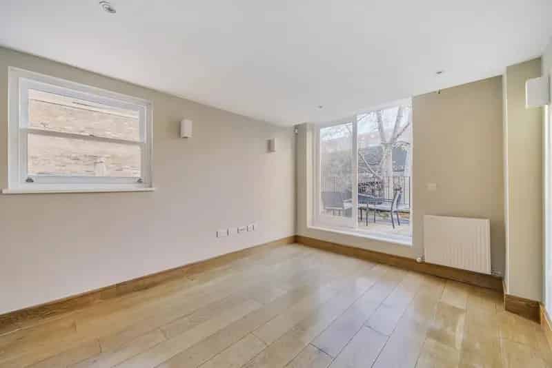 Two Bedroom Period Conversion Flat near Battersea Park
