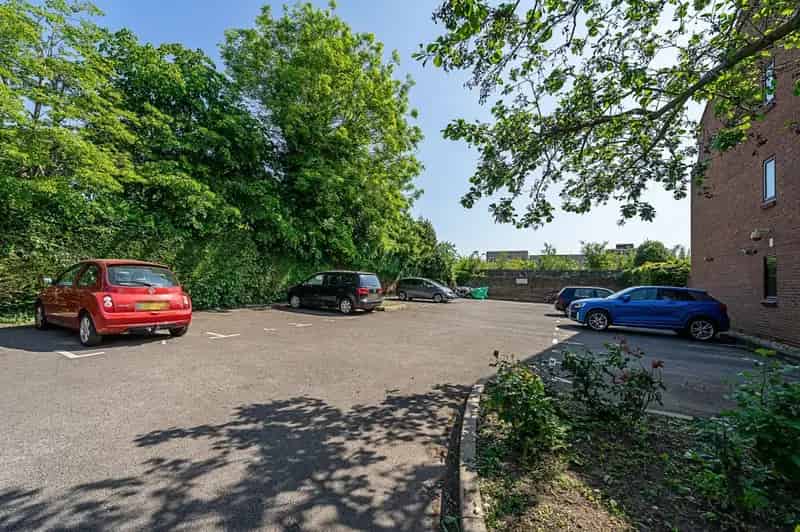 2 Bedroom Flat for Sale in Ealing