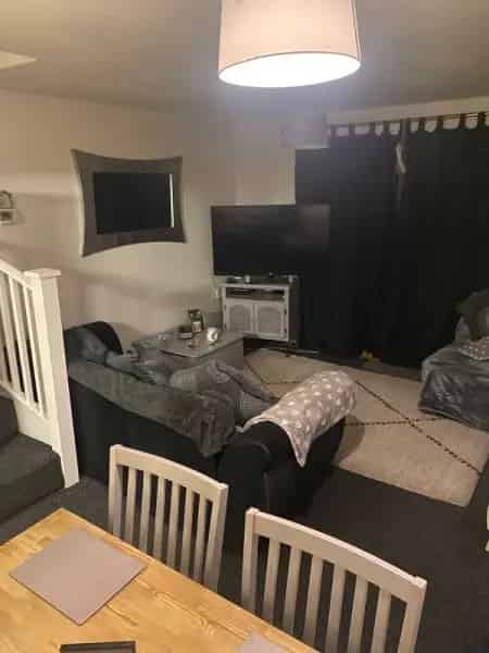 2 Bed House Near Shops Schools and Park