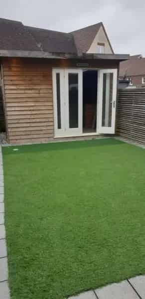 2 Bed House Jennett's Park Large Garden Ample Storage Great Community