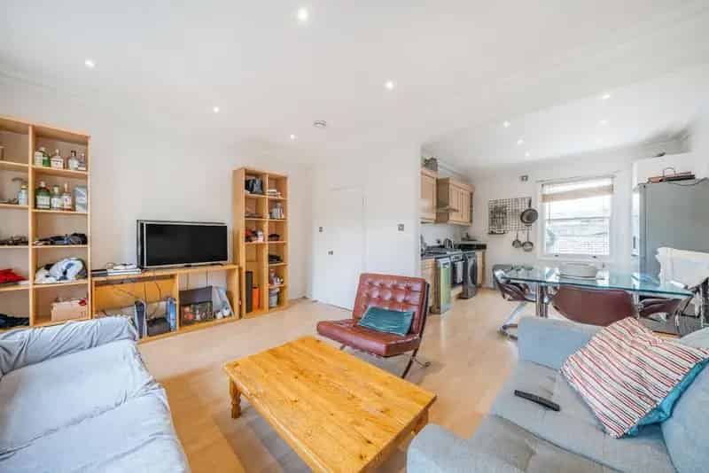 Spacious 2-Bedroom Period Conversion Flat near Battersea Park