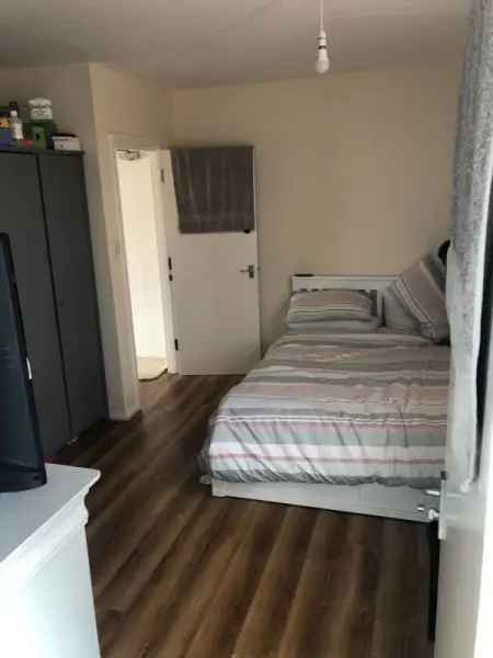 Flat For Rent in Borough of Runnymede, England