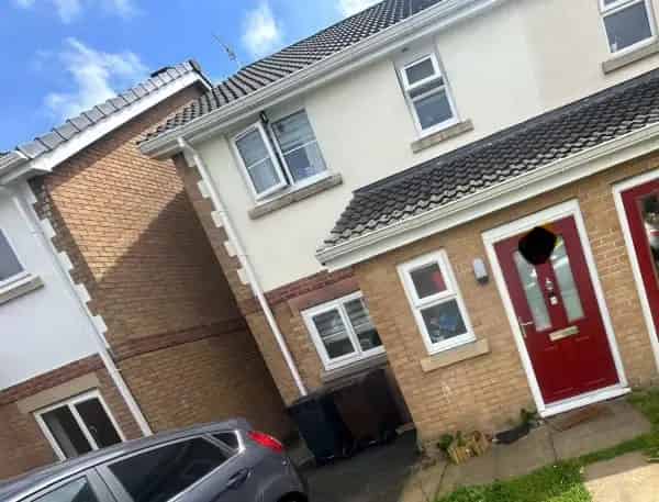 3 Bed House New Kitchen Secure Garden Good Schools