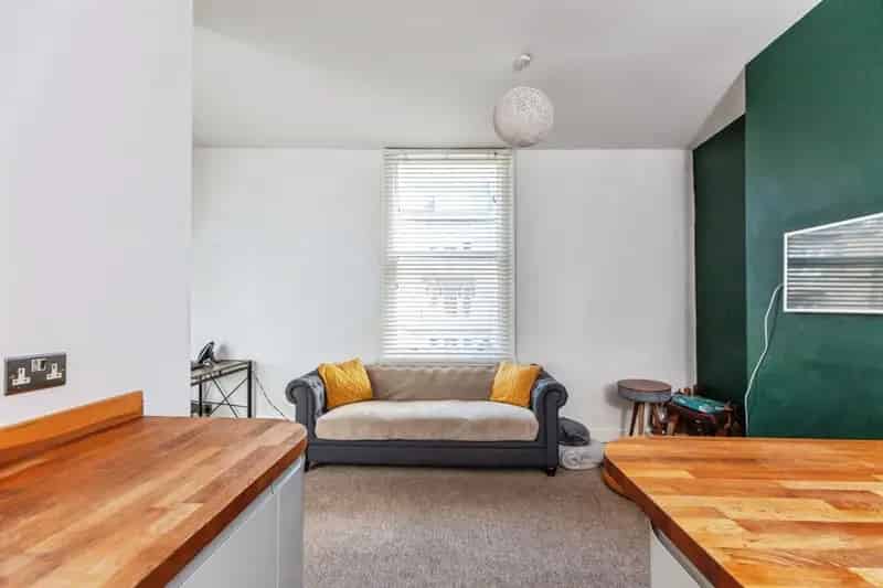 Two-Bedroom Apartment Near Bath Train Station