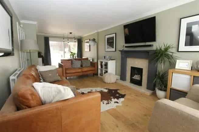 Three Bedroom Detached House with Garden and Parking