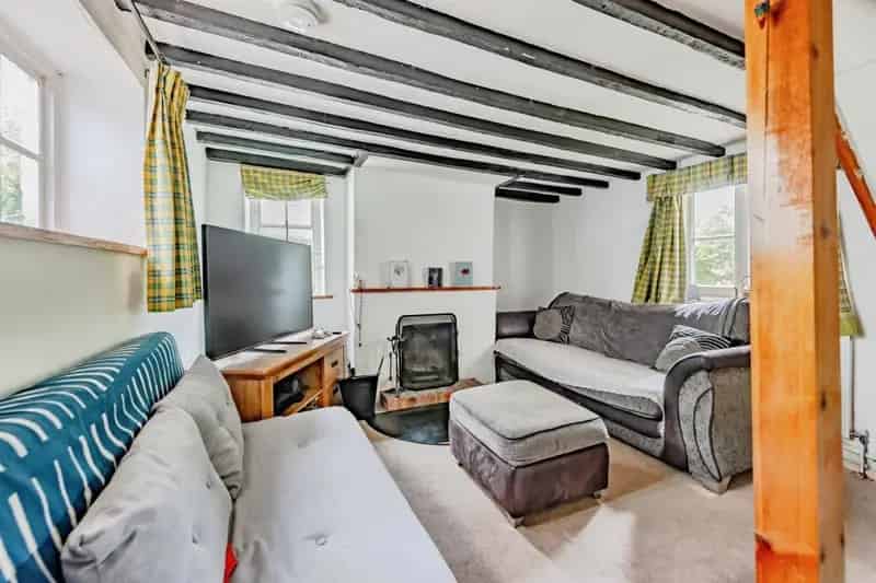 Charming Stone Cottage Near Reigate Station