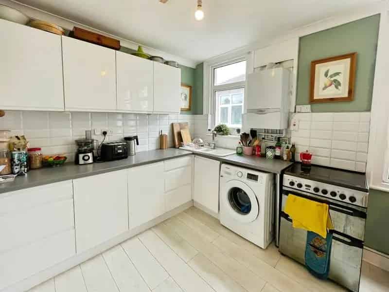 2 Bedroom Flat to Rent London E13 Available July 19th