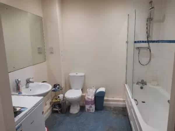 Two Bed Flat First Floor Lift Access Parking