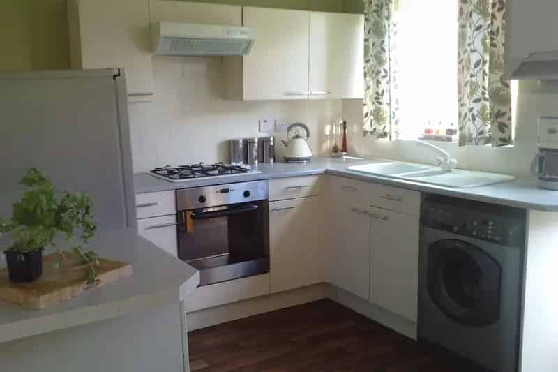Two Bedroom End Townhouse with Off-Road Parking Zero Deposit Guarantee