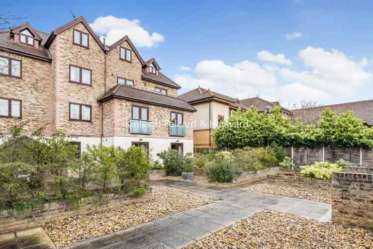 Flat For Sale in London, England