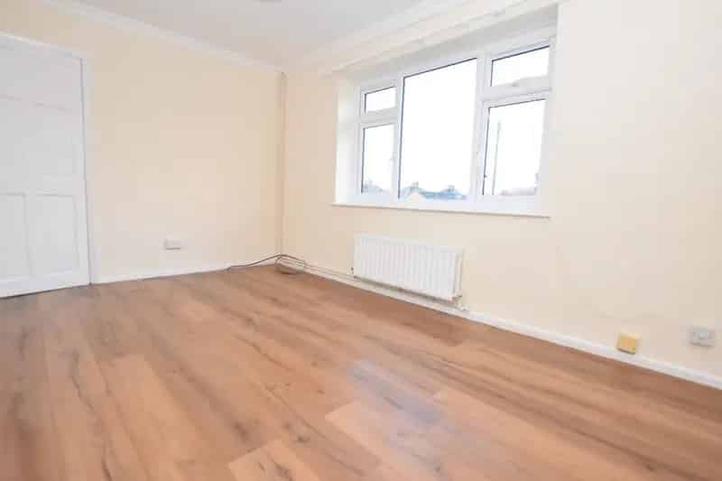 1 Bedroom Flat To Let - Newly Decorated