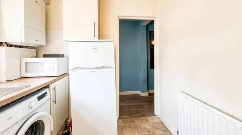 1 Bedroom Flat Victoria Park Ground Floor Apartment For Sale