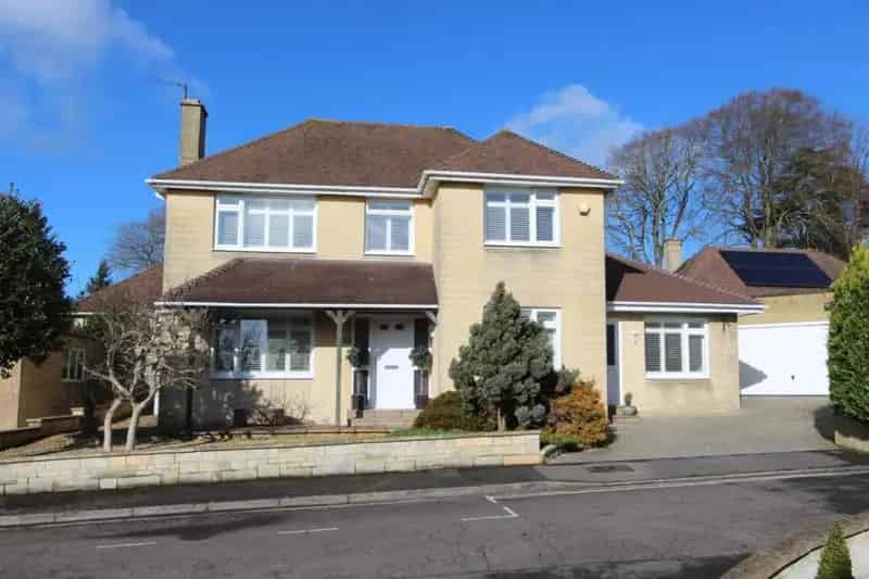 4 Bedroom Detached House in Sought After Location