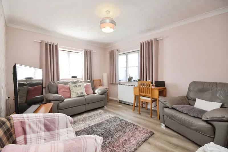 First Floor Apartment Great Baddow Two Bedrooms Near Schools Shops