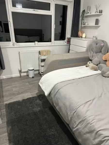 Stunning Home Near Beaches Train to London
