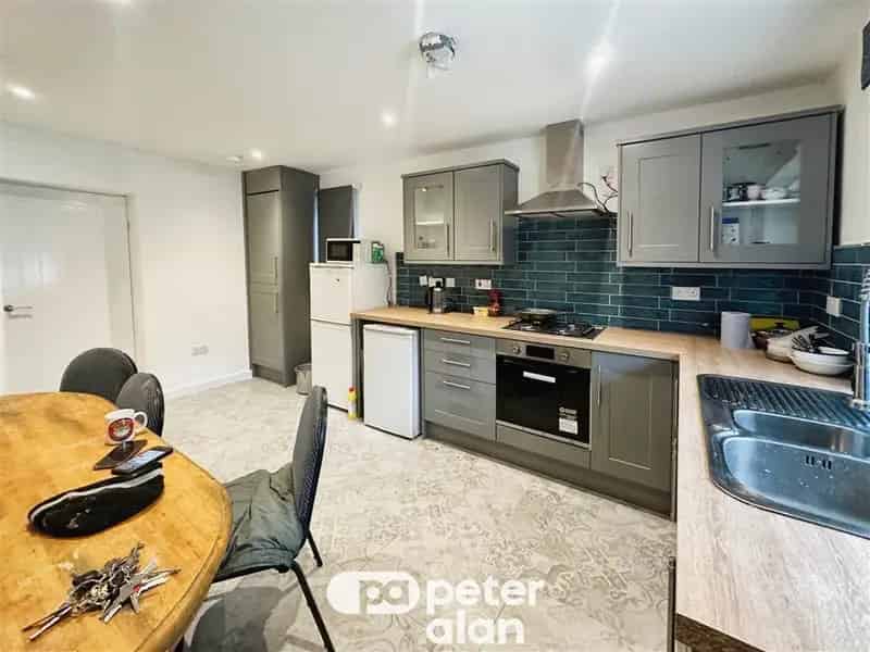 3 Bedroom Detached House with Garden and Parking Zero Deposit Available