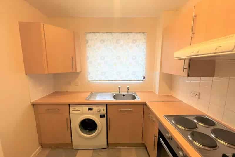 2 Bed House Near BMW Plant Oxford Part Furnished