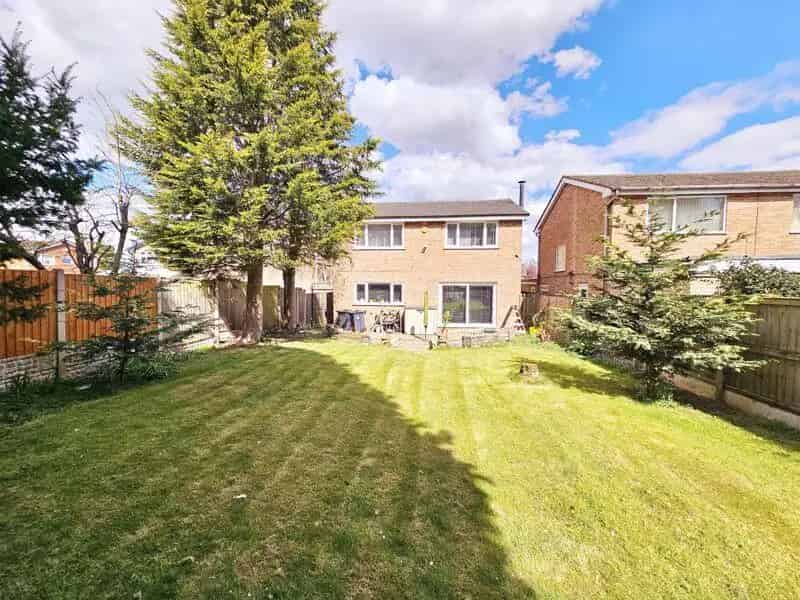 3 Bedroom Detached House For Sale Near Train Station