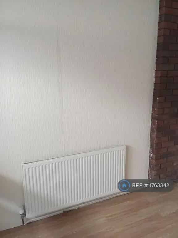 2 Bedroom Ground Floor Flat Unfurnished