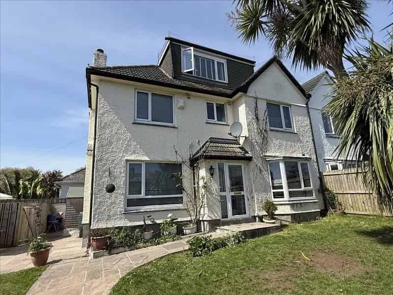 4 bedroom semi-detached house for sale